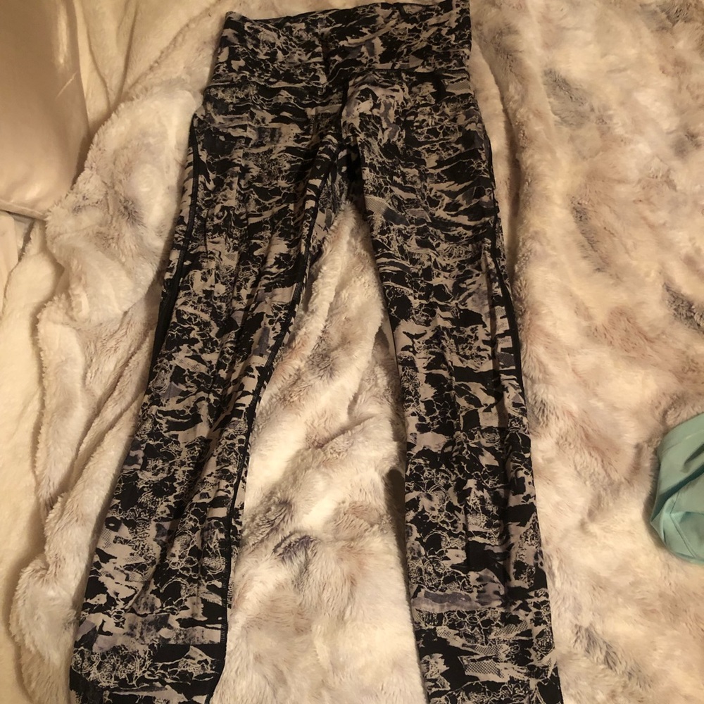 Lululemon leggings black and white size 6